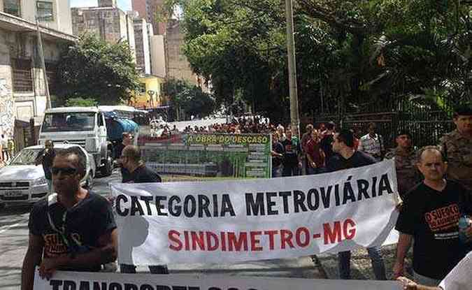 Grupo saiu em passeata pelas ruas do Centro da cidade(foto: Guilherme Paranaba/EM/D.A.Press)
