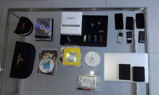 Material apreendido em cumprimento de mandado de busca e apreensão em Montes Claros, Norte de Minas(foto: Polícia Federal/Divulgação) Material apreendido em cumprimento de mandado de busca e apreensão em Montes Claros, Norte de Minas(foto: Polícia Federal/Divulgação)