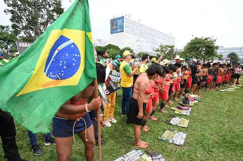 Indgenas pr-Bolsonaro protestam em Braslia contra resultado da eleio