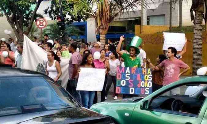 Moradores de Santa Luzia protestam pelo fechamento do pronto atendimento do Hospital So Joo de Deus(foto: Walbert Pimentel/Reproduo)