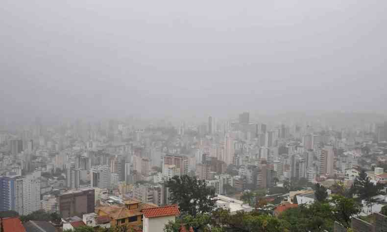 Vista a partir do Bairro Mangabeiras, em BH, com a cidade encoberta pela chuva