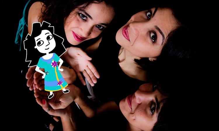 Cantoras do Trio Amaranto posam com boneca
