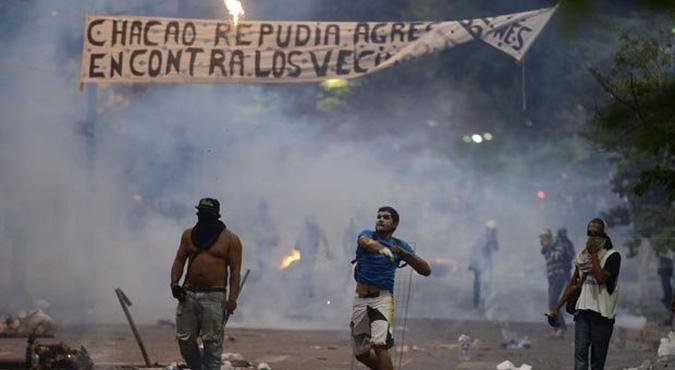 Manifestantes contra o presidente invadem passeata feita pelo governo na cidade de Chacao, �ltimos focos dos protestos que j� deixaram 29 mortos (foto: LEO RAMIREZ/AFP)