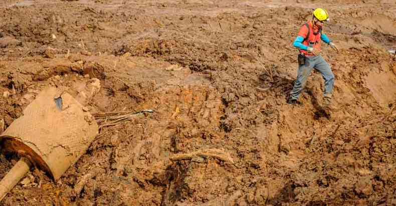 Soldados do Corpo de Bombeiros, que buscam vtimas em meio  lama, tero de liberar o material para a remoo(foto: Leandro Couri/EM/D.A Press %u201320/3/19)