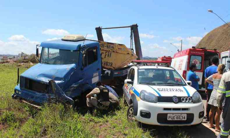 O veículo dos suspeitos bateu de frente com um caminhão(foto: Thales Benício / ItabiraNet.com)
