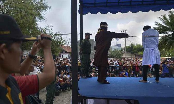 Resultado de imagem para Casais e prostitutas punidos com chicotadas em público na Indonésia