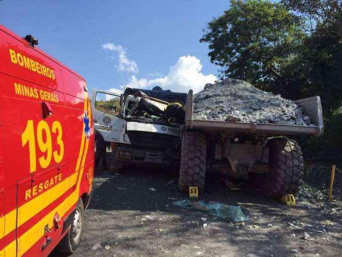 Motorista ficou preso s ferragens de um dos veculos(foto: Corpo de Bombeiros/Divulgao)