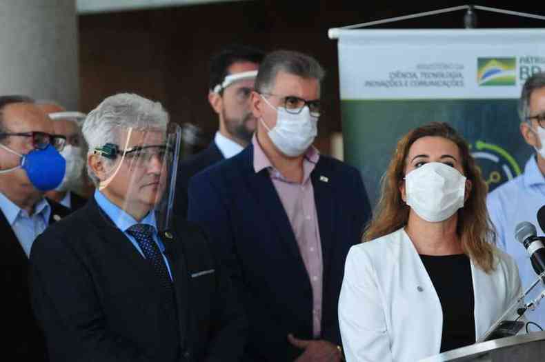 O ministro Marcos Pontes acompanhado do secretrio de Estado da Sade Carlos Amaral e a reitora Sandra Goulart(foto: Gladyston Rodrigues/EM/D.A Press )