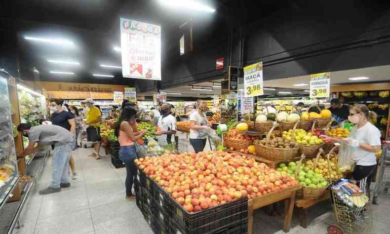 Cada beneficirio poder escolher como gastar o carto nos supermercados (foto: Leandro Couri/EM/D.A Press)