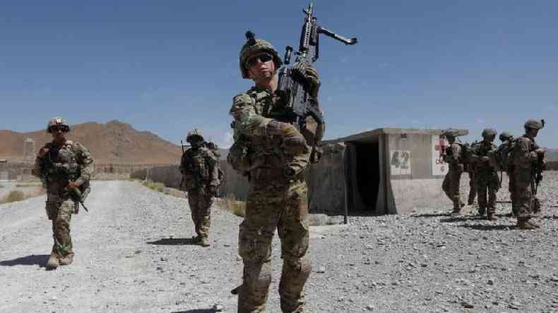 Soldados americanos no deserto do Afeganisto, cujo subsolo tem reservas estimadas entre US$ 1 trilho e US$ 3 trilhes em minrios(foto: Reuters)