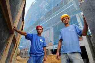 Daniel Aparecido e Gilson Saloto trabalham na construo: vida melhor (foto: Euler Junior/EM/D.A Press)