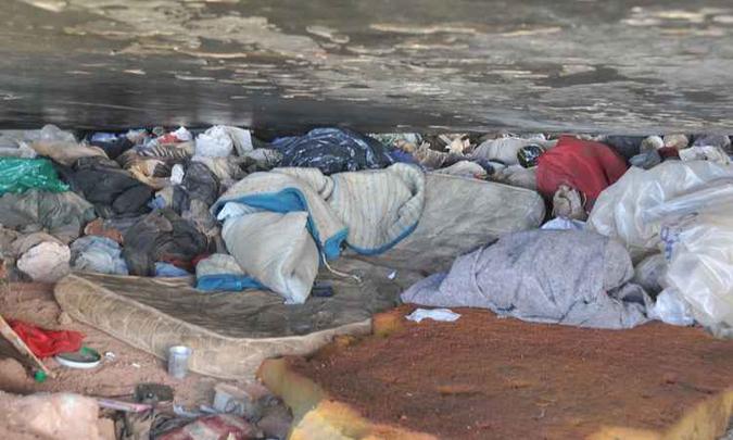 Nas seções escavadas sob os viadutos foram colocados colchões, roupas velhas e lixo(foto: Jair Amaral/EM/D.A PRESS) Nas seções escavadas sob os viadutos foram colocados colchões, roupas velhas e lixo(foto: Jair Amaral/EM/D.A PRESS)