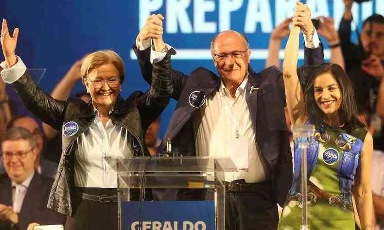 Ao lado da mulher, Lu (D), Geraldo Alckmin oficializou a senadora gacha Ana Amlia (E) como sua companheira de chapa(foto: Dida Sampaio/Estado Contedo)