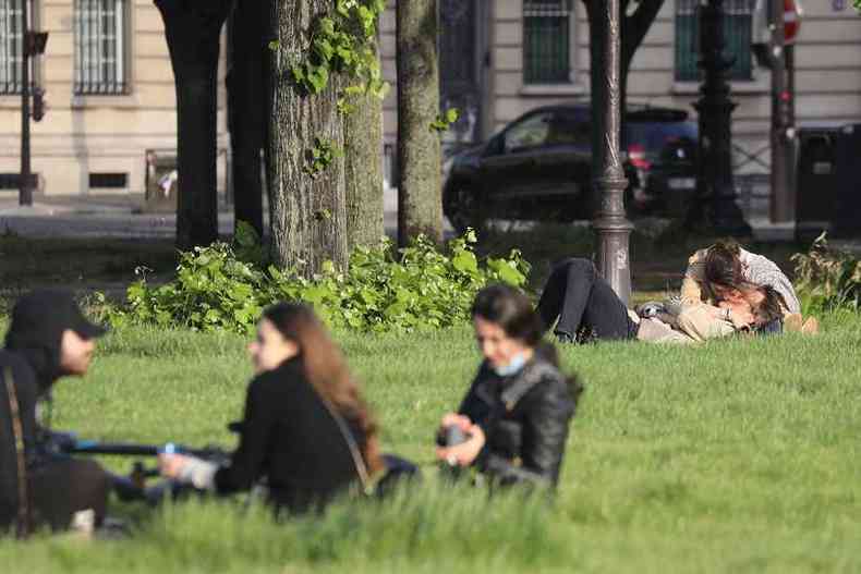 Pessoas em praa de Paris nesta segunda-feira(foto: Ludovic MARIN / AFP)