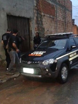 Policiais civis durante operação(foto: Polícia Civil/PCMG/Divulgação) Policiais civis durante operação(foto: Polícia Civil/PCMG/Divulgação)
