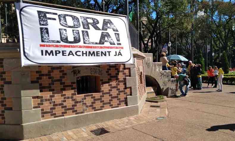 Faixa Fora Lula no coreto da Praa da Liberdade