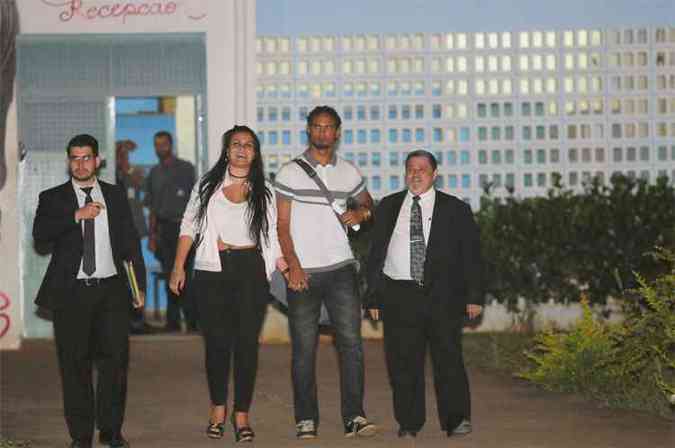 Goleiro Bruno deixou a priso nesta sexta-feira de mos dadas coma mulher, a dentista Ingrid Calheiros Oliveira(foto: Gladystone Ropdrigues/EM/D.A Press)