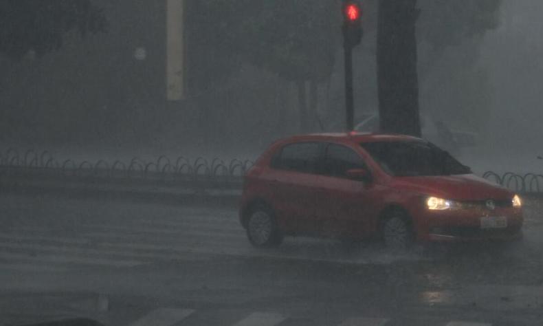 Velocidade dos ventos podem chegar em 100 km/h(foto: Foto: Gladyston Rodrigues /EM/D.A Press) Imagem de um carro sob forte chuva em Belo Horizonte