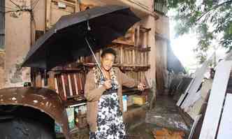 Moradora de BH, Arilze Braz teme que sua casa desmorone(foto: Edsio Ferreira/EM/DA Press)