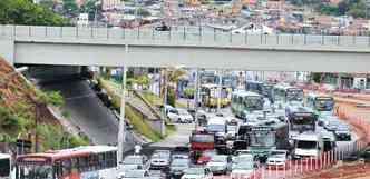 Avenida Cristiano Machado teve um dia de trfego ruim, por causa de um acidente na entrada do tnel da Lagoinha, no sentido Centro. outras regies tiveram trnsito complicado tambm(foto: FOTOS ALEXANDRE GUZANSHE/EM/D.A.PresS)