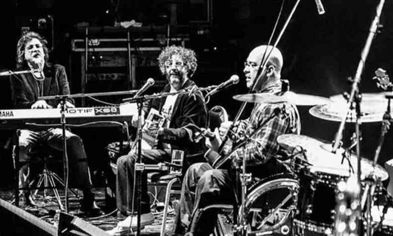  Os msicos argentinos Charly Garcia, nos teclados, e Fito Paez, tocando guitarra, olham para Herbert Vianna, cantando, na cadeira de rodas, durante show na Argentina 