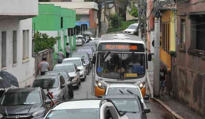 Ônibus da linha Bela Fama/A.Gaia em meioa ao trânsito, em Nova Lima.