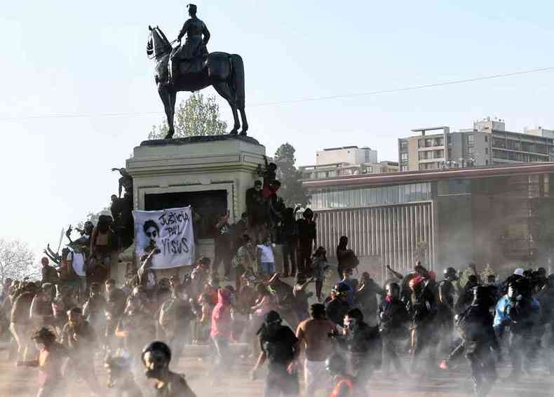 Manifestantes enfrentaram policiais nas ruas de Santiago (foto: MARTIN BERNETTI/AFP)