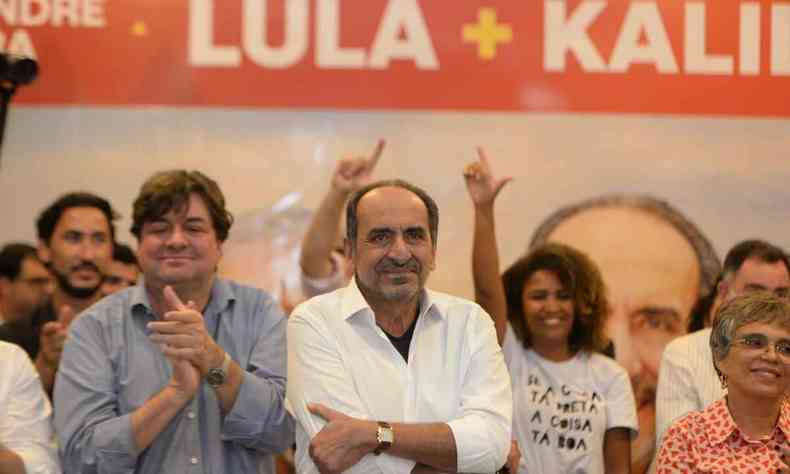 Alexandre Kalil (PSD) ao centro, acompanhado do candidato a vice-governador Andr Quinto (PT) e da prefeita de Contagem, Marlia Campos (PT)