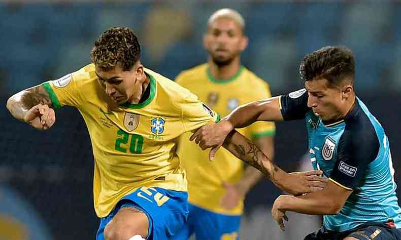 A Seleo Brasileira, de Firmino, ficou no 1 a 1 em Goinia com o Equador, que tambm avanou s quartas de final(foto: DOUGLAS MAGNO/AFP)