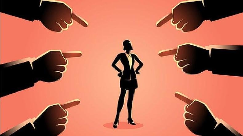 As pessoas do comitê perguntaram se a professora não achava que, como mulher, suas fotografias eram questionáveis(foto: Getty Images) Ilustracao de maos apontando para mulher