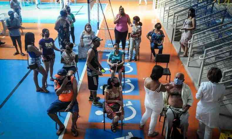 Vacinao no ginsio poliesportivo, no Centro de Sete Lagoas(foto: Leandro Couri/EM/DA Press)