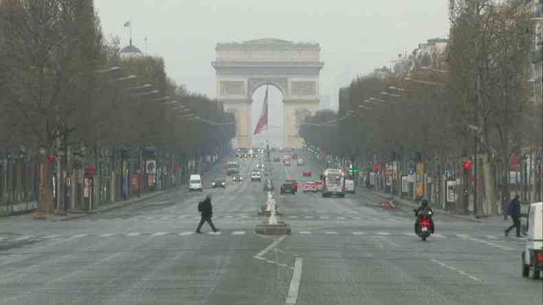 A avenida Champs-Elyse, em Paris, com pouco trnsito (foto: Emeline Henry/AFPTV/AFP)