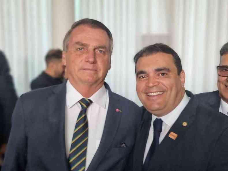 foto mostra Bolsonaro e deputado Marcelo Freitas