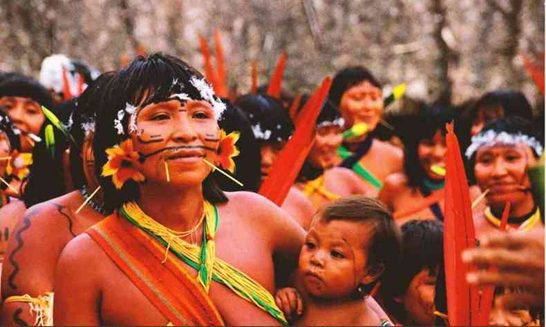 Indgenas Yanomami com pinturas corporais tpicas 