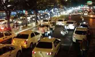 Taxistas fecham a Afonso Pena e deixam trnsito complicado (foto: Gladyson Rodrigues/EM/D.A)