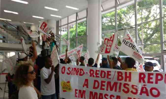 Grupo  contra as demisses anunciadas pela prefeitura(foto: Sindrede/Divulgao)