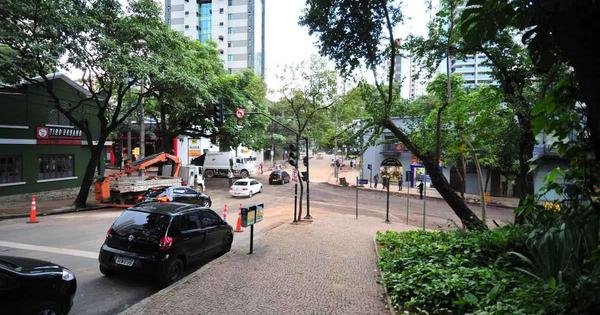 Praça Marília de Dirceu volta a receber trânsito de veículos -Estado de ...
