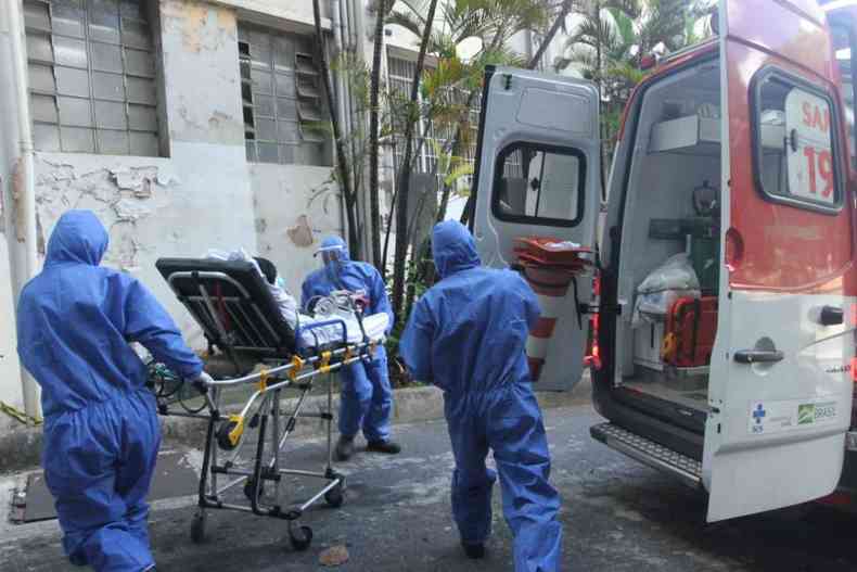 Paciente com suspeita de COVID-19 chega  Santa Casa de BH e  encaminhada  triagem respiratria(foto: Jair Amaral/EM/D. A. Press)