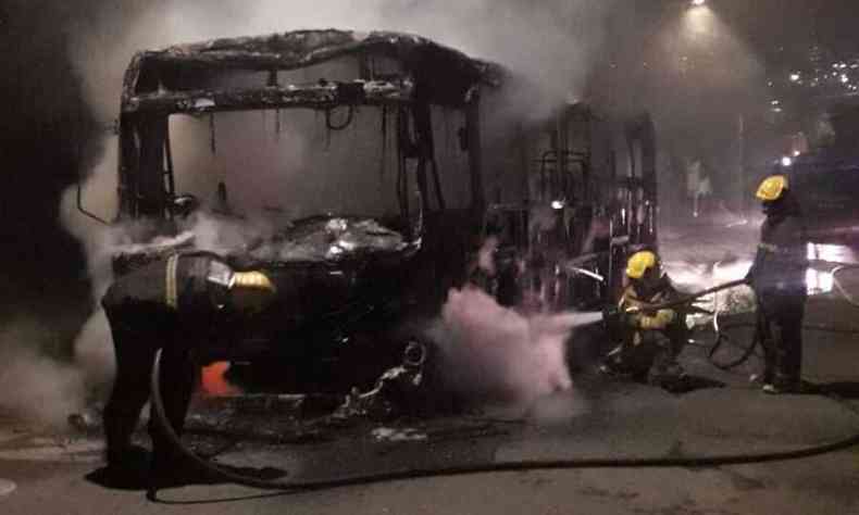 Bombeiros trabalham para apagar fogo de incndio criminoso em nibus em BH