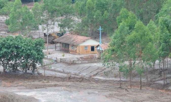 Família é orientada a deixar casa que não foi atingida, mas que virou área de risco(foto: Paulo Filgueiras/EM/D.A Press) Família é orientada a deixar casa que não foi atingida, mas que virou área de risco(foto: Paulo Filgueiras/EM/D.A Press)