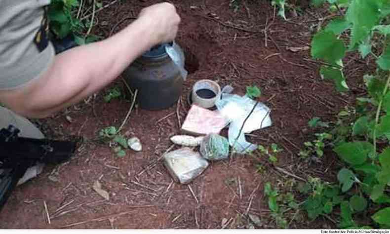 No quintal da casa do suspeito foi encontrada uma grande quantidade de drogas, alm de armas de fogo e munies(foto: Polcia Militar/Divulgao)