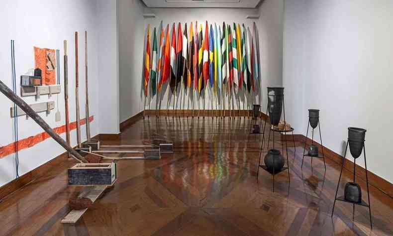 Instalao artstica tem bandeiras, tambores e objetos