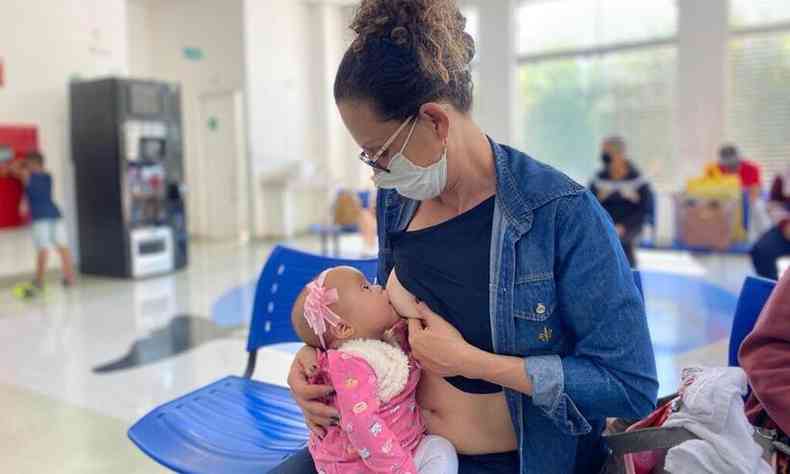 Edeneide Vieira Miranda amamentando sua filha Anny Vitria Miranda Pereira de cinco meses
