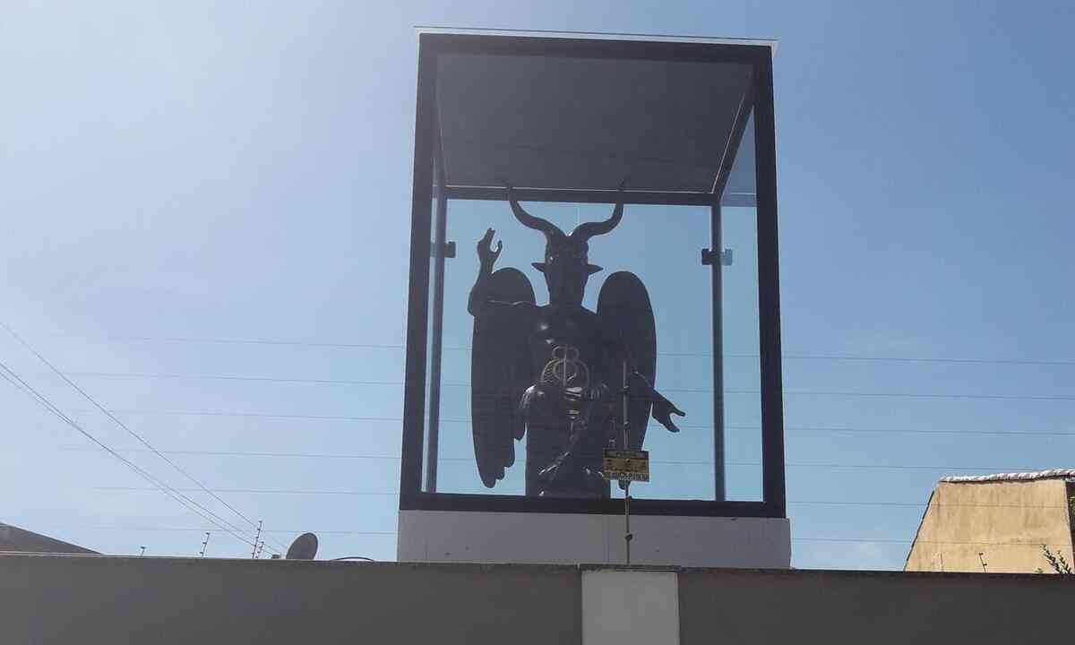 Estátua de 'Baphomet' surpreende moradores em Porto Alegre e
