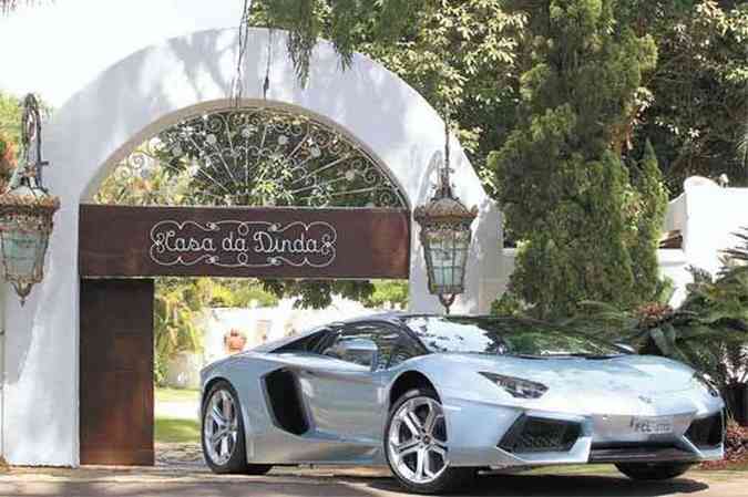 A Polcia Federal apreendeu trs carros de luxo na Casa da Dinda: uma Ferrari, uma Lamborghini e um Porsche (foto: Crsitiano Mariz/Veja)