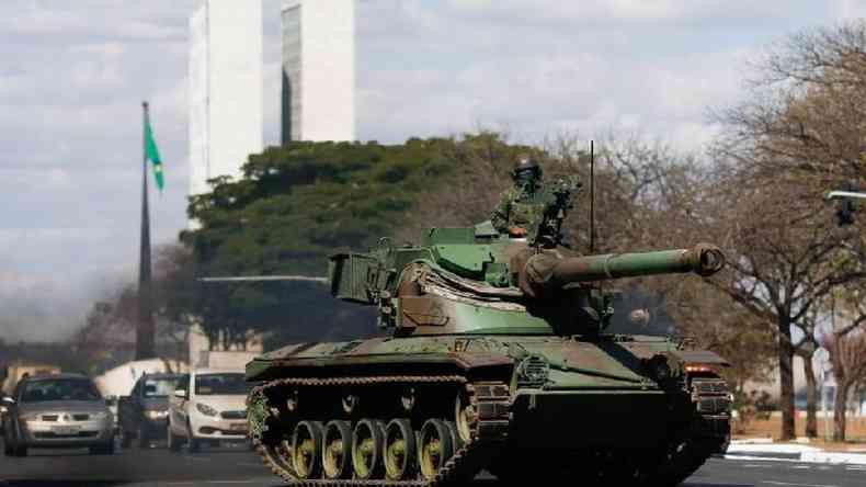 Veculo blindado da Marinha com Congresso ao fundo