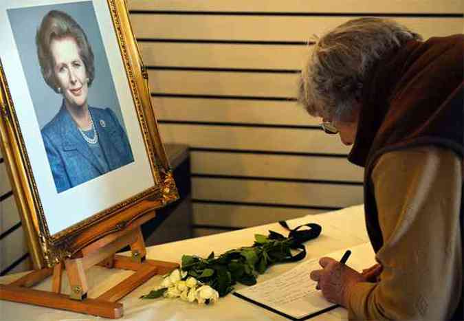Mulher assina livro de condolncia por Margaret Thatcher no Museu Grantham, na Inglaterra(foto: AFP PHOTO/PAUL ELLIS )
