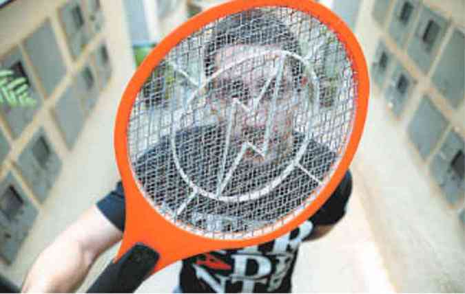 Bernardo Lagares: sinais compatveis com a dengue e raquete eltrica para se proteger 