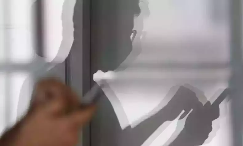 Pessoa mexendo no celular