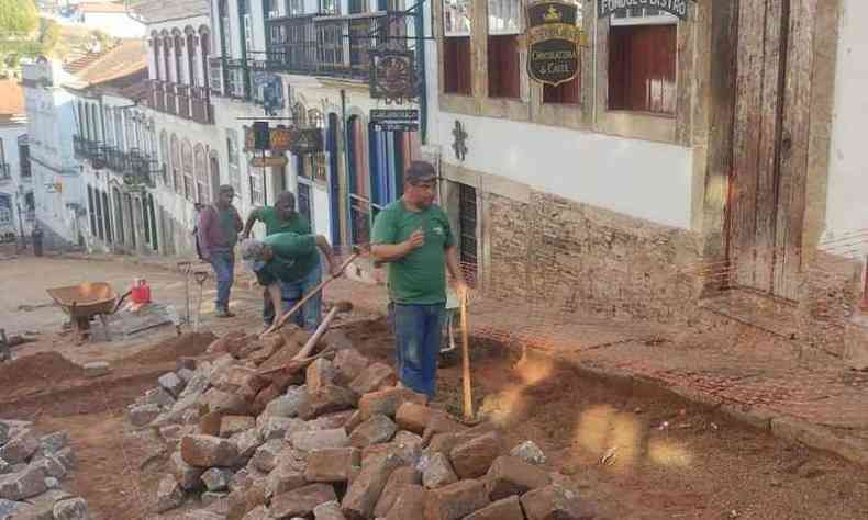A obra da Rua Direita, em Ouro Preto, j est na terceira fase, em que cada pedra  colocada manualmente pelos calceteiros
